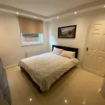 Lovely 2-Bedroom Flat Facing Wimbledon Park