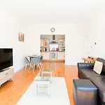 Lovely 2 Bed Flat In Canal Side Gated Development