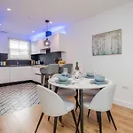 Beautiful 2 bedrooms split level Fulham Apartment