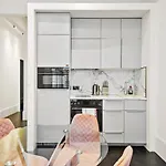 1 & 2 Bed Cosy Apartments Next To Earls Court Free Wifi
