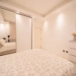 Gorgeous Light Contemporary Apt In Notting Hill
