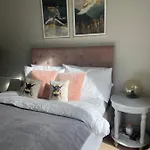 Chelsea Riverside Morden, Chic One Bed