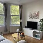 Luxuriously Flat In Streatham