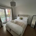 Lovely 2-Bed Flat Along The River Thames