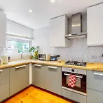 Charming 2-Bedroom Maisonette With Private Garden