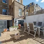 Attractive Apartment With Private Patio In Fashionable Fulham By Underthedoormat