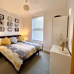 Stylish One-Bedroom Rental With Private Patio In Zone 2