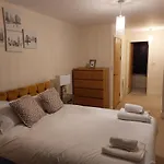 One Bed Stylish Apartment, Canary Wharf, London