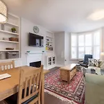 Attractive Apartment With Private Patio In Fashionable Fulham By Underthedoormat
