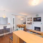 Attractive Apartment With Private Patio In Fashionable Fulham By Underthedoormat