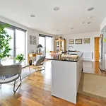 Superb Apartment With Terrace Near The River In Putney By Underthedoormat