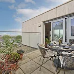 Superb Apartment With Terrace Near The River In Putney By Underthedoormat