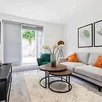 Dainty 2Bd Flat In Greater London