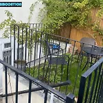 80S Retro 3 Bedroom Apartment In Wimbledon London Sleeps 6! Netflix Wifi And Arcade! Perfect For Families Business & Leisure Guests!