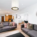 \' Luxury & Spacious Airconditioned 4 Bed 4 Bath Apartment \'
