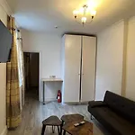 F4-Ground Floor Studio Fits 3 Near Paddington
