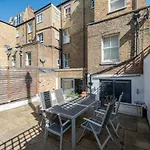Attractive Apartment With Private Patio In Fashionable Fulham By Underthedoormat