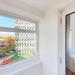 Stylish 2-Bedroom Flat In Bethnal Green