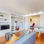 Stylish 2-Bedroom Flat In Bethnal Green