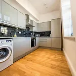 Newly Refurbished Luxury 3 Bedroom Apartment