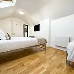 Newly Refurbished Luxury 3 Bedroom Apartment