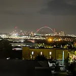 Mj - Entire Serviced Apartment For 6 Guests - Next To Tube Station Skyline View - London