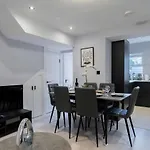 Stunning 3 Bed 3 Bath London Townhouse