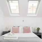 Oxford Street 2 Bedr, 3 Beds, 2,5 Bath, 2 Min Subway