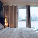 Thames Riverside Apartment In London