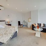 Fabulous Deluxe King Studio With Air-Conditioning