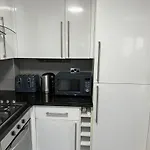 Three Bedroom House In Tooting By Star Apartments London