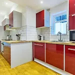 Sunny, 2Bed 2Bath, Garden Apartment Near Hyde Park
