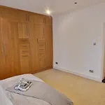 Action Packed Local 3Br 1 Mins Walk To Everything