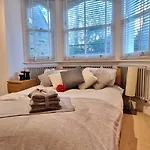 Action Packed Local 3Br 1 Mins Walk To Everything