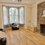 Action Packed Local 3Br 1 Mins Walk To Everything