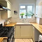 Cosy Double Bedroom For One Guest