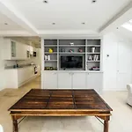 Spacious 2-Bed Flat, Private Patio & Close To Park