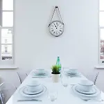 Recently Redecorated Spacious And Modern 1Br Flat In West London