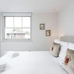 Recently Redecorated Spacious And Modern 1Br Flat In West London