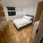 2 Bedroom Apartment In Hampdenrd