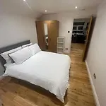 2 Bedroom Apartment In Hampdenrd