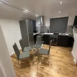 2 Bedroom Apartment In Hampdenrd