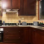Vintage 3 Bedroom House Near Catford - 1 Double Bed, 3 Single Beds, Max 5 People
