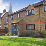 Modern Spacious 1 Bed Apartment With Free Parking In Trendy Inner London Suburb 15 Mins Walk To Victoria Line Underground Then 20 Mins To Oxford Street \