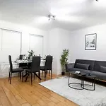 Chic Two Bed Garden Flat