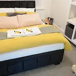 London 3 Bed 2 Bath Apartment
