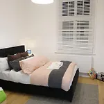 London 3 Bed 2 Bath Apartment