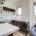 Lovely Place, Perfect For Family And Business Travellers Ideally Located Between The Commons