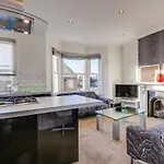 Lovely Place, Perfect For Family And Business Travellers Ideally Located Between The Commons