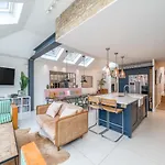 Joivy Splendid 4 Bed, 4 Bath House With Garden, Shepherds Bush